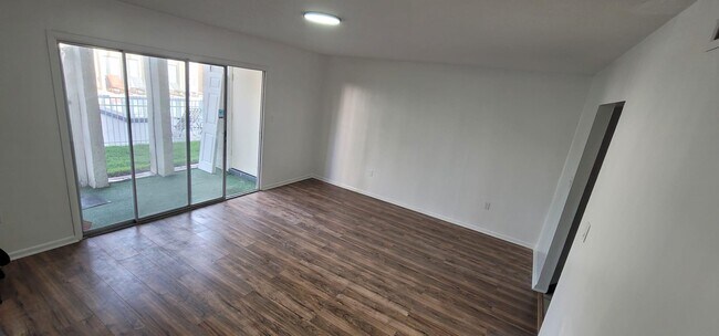 Building Photo - 548 Orange Dr