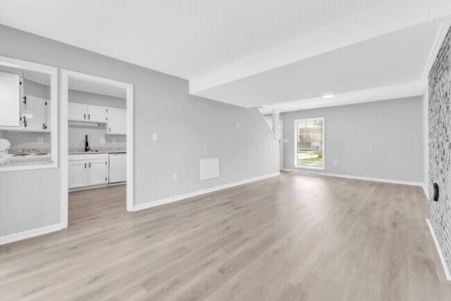 Building Photo - *NEWLY RENOVATED* 2 Bedroom Townhouse in D...