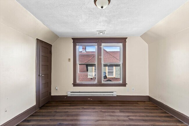 Building Photo - 737 Laurel Ave