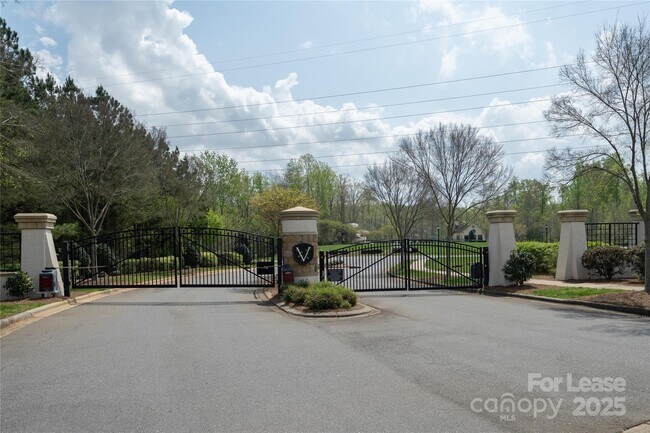 Building Photo - 4938 El Molino Dr