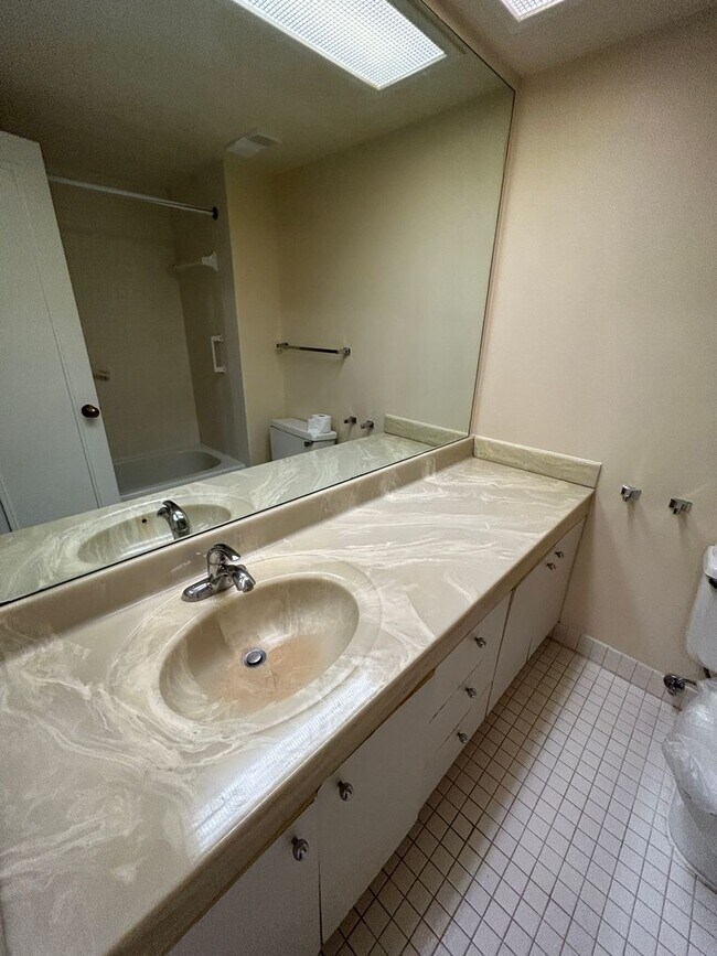 Building Photo - Nice One Bed + One Bath in Luxury Secure Doorman Bldg