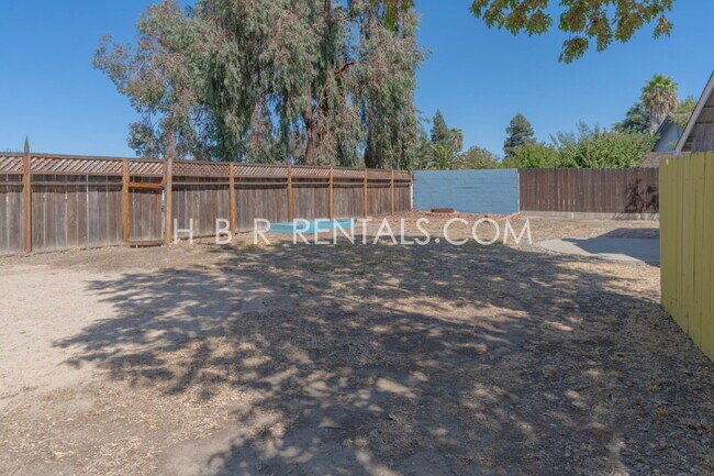 Building Photo - 435 Palm Cir