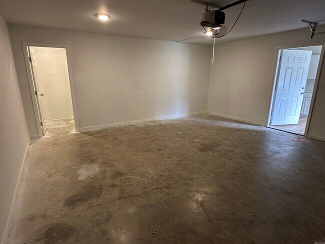 Building Photo - 216 Spring Branch Dr