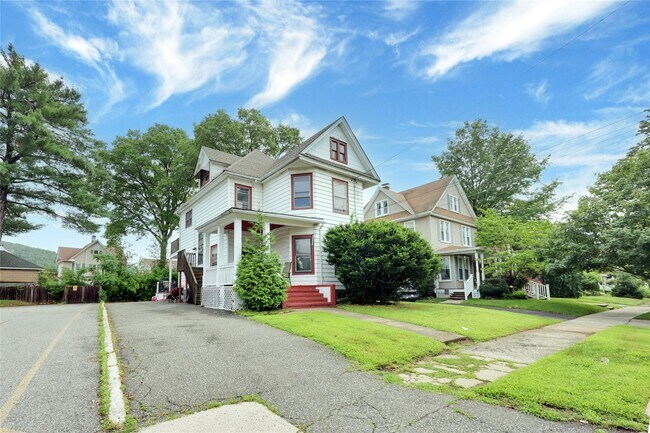 Primary Photo - 70 E Maple Ave