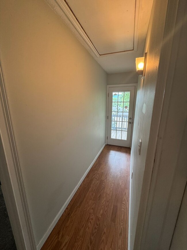 Building Photo - Downtown Living! 1 Bedroom, 1 Bathroom Hom...