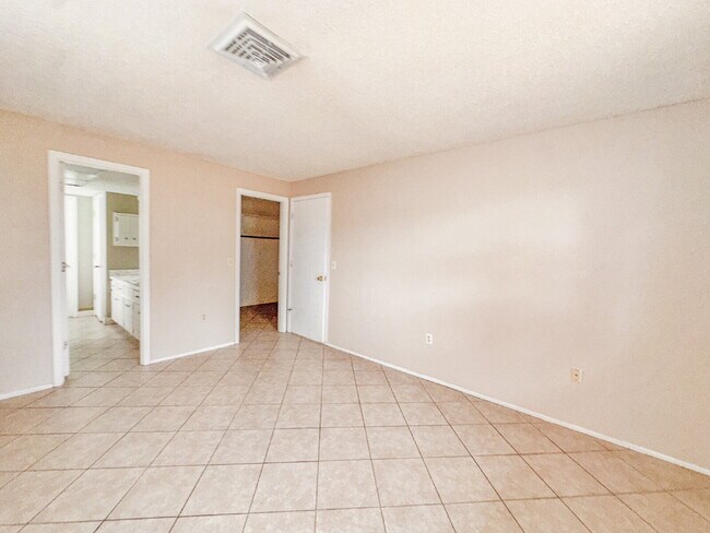 Building Photo - Gorgeous Venice home near beaches and town and highways