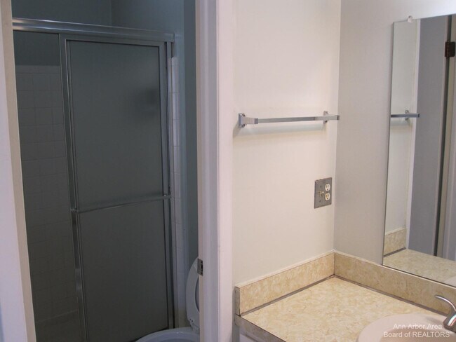 Building Photo - 3238 Alpine Dr