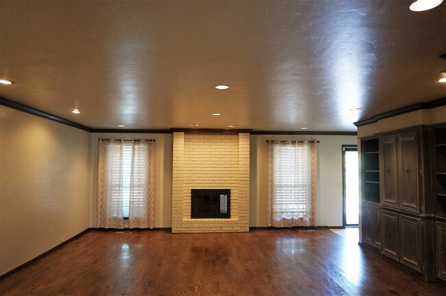 Building Photo - 3 bed 3 Bath 2 Car Garage Town Home in the...