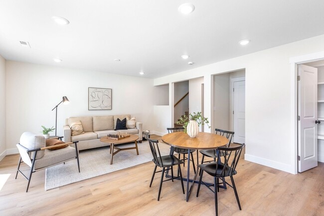 Building Photo - 605 N Rd 34