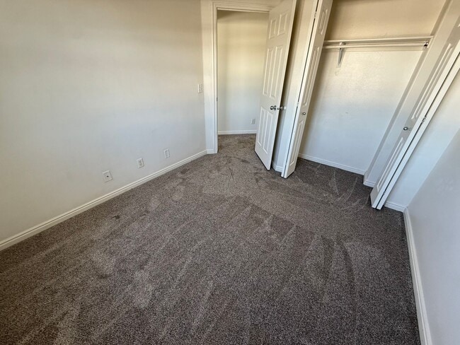 Building Photo - Stunning Townhome!