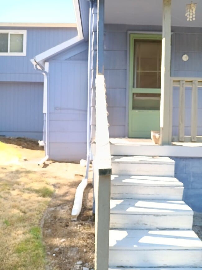 Building Photo - Duplex 4 Blocks From WOU Available