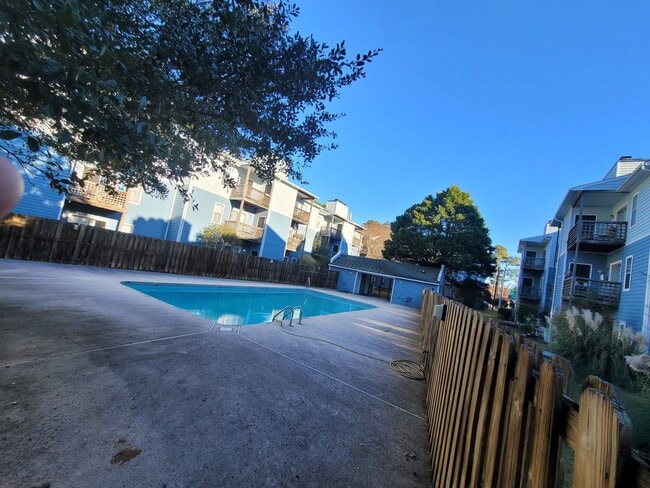 Building Photo - Renovated first floor condo with community pool!