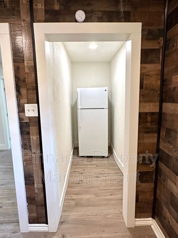 Building Photo - 717 E Harris Ave