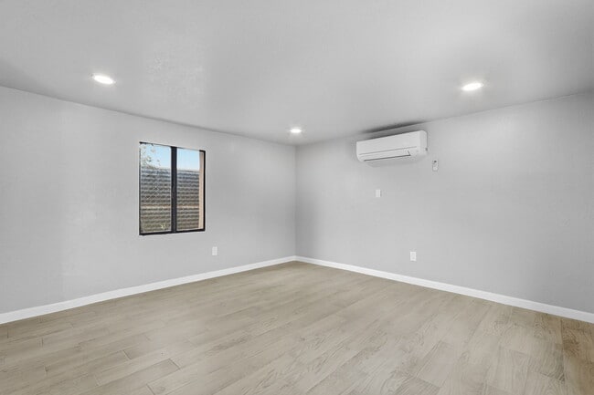 Building Photo - 593 Myra St