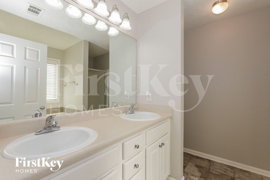 Building Photo - 715 Sandstone Trail