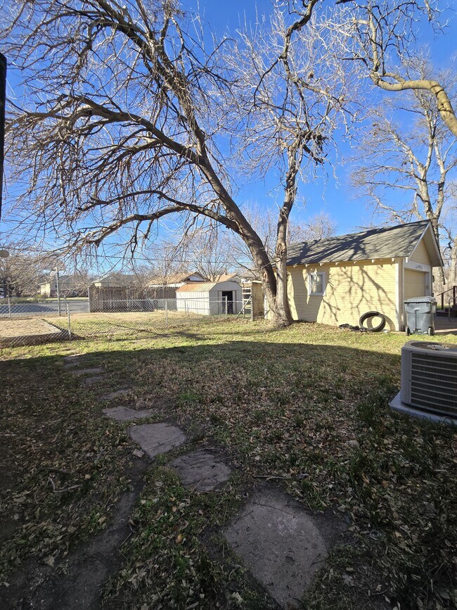 Building Photo - 517 S Vine St