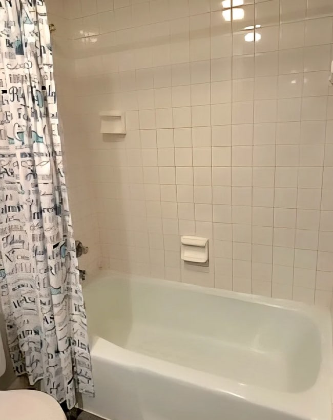 Building Photo - 321 Ella St