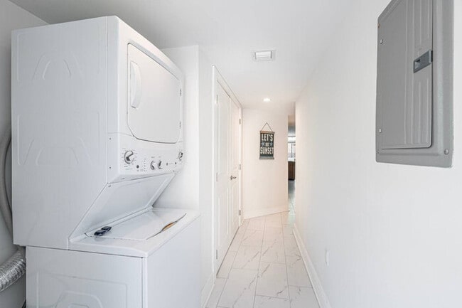 Building Photo - Beachfront Bloo's -2 Units-Ocean View Balc...