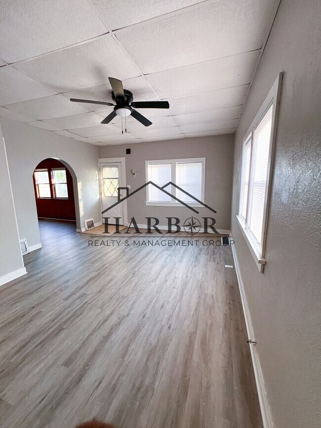 Building Photo - Recently Renovated 2 Bedroom Home!! Special: Half Off First Months Rent