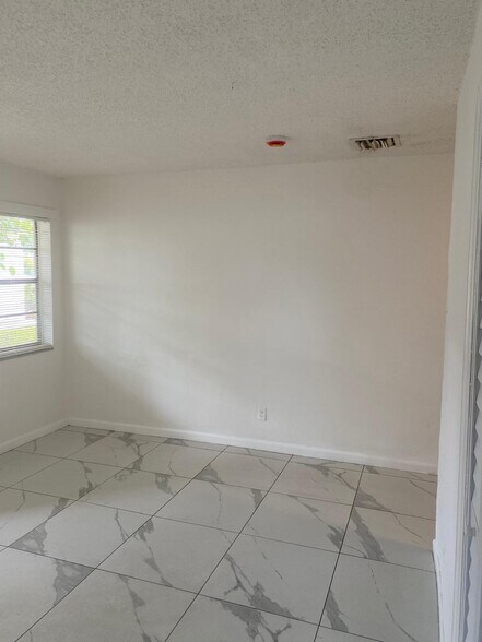 Building Photo - 2861 NW 15th Ct