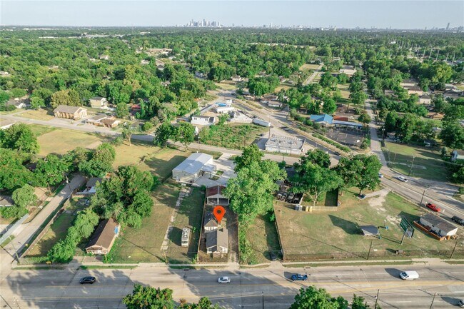 Building Photo - 1051 W Little York Rd