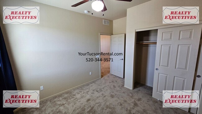 Building Photo - Wentworth Rd South - 4 Bedrooms 2.5 bathrooms, 3 car garage and large fenced yard