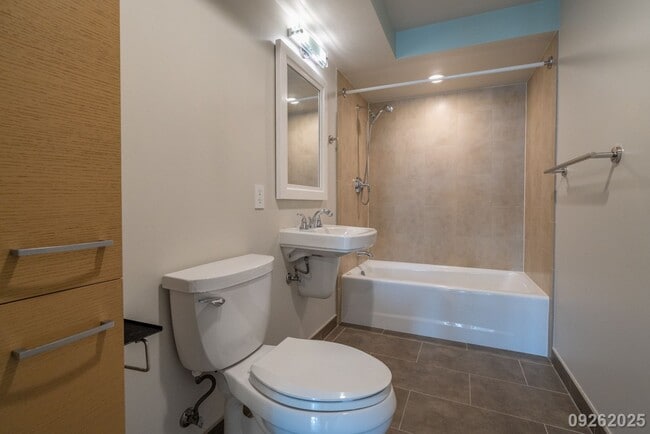 Building Photo - Luxury 3 Bed 2 Bath in the Allure