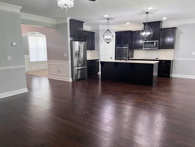 Building Photo - 212 Tulip Dr