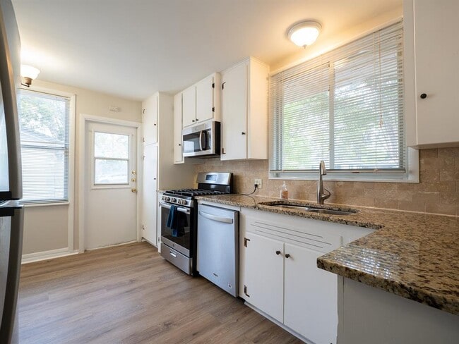 Building Photo - 1411 Westmoor Dr