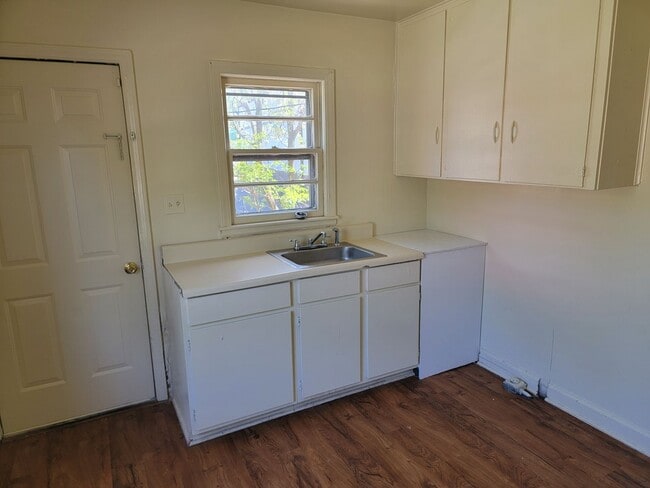 Building Photo - 2 Bedroom House