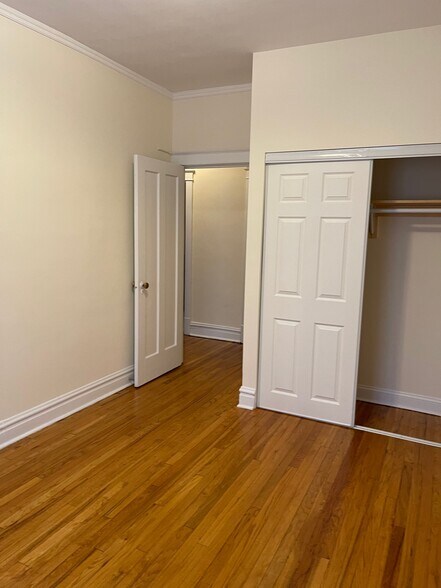 Building Photo - 6962 N Sheridan Rd