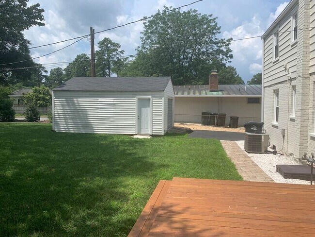Building Photo - 903 Willow Lawn Dr