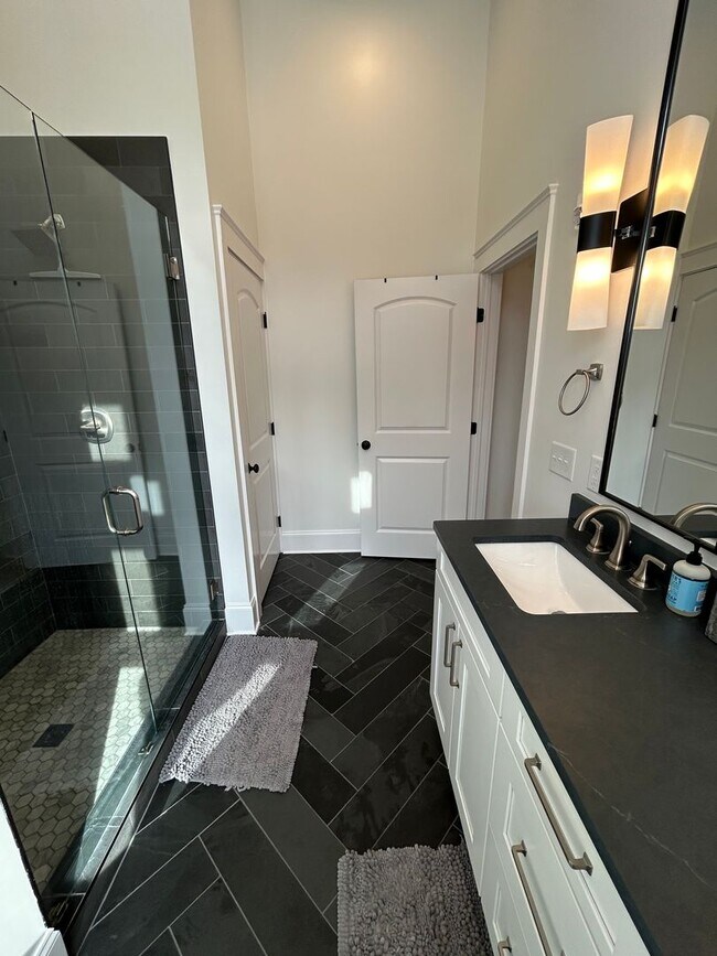 Building Photo - Beautifully Furnished 1/1 Apartment in Downtown Broad St.- $2,350