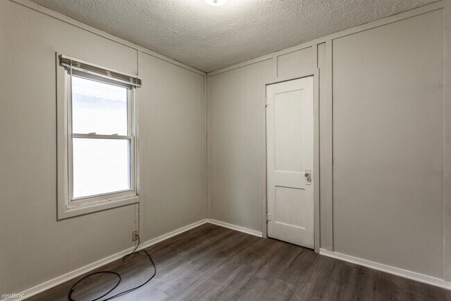 Building Photo - 2 br, 1 bath House - 2320 Hoyt Ave