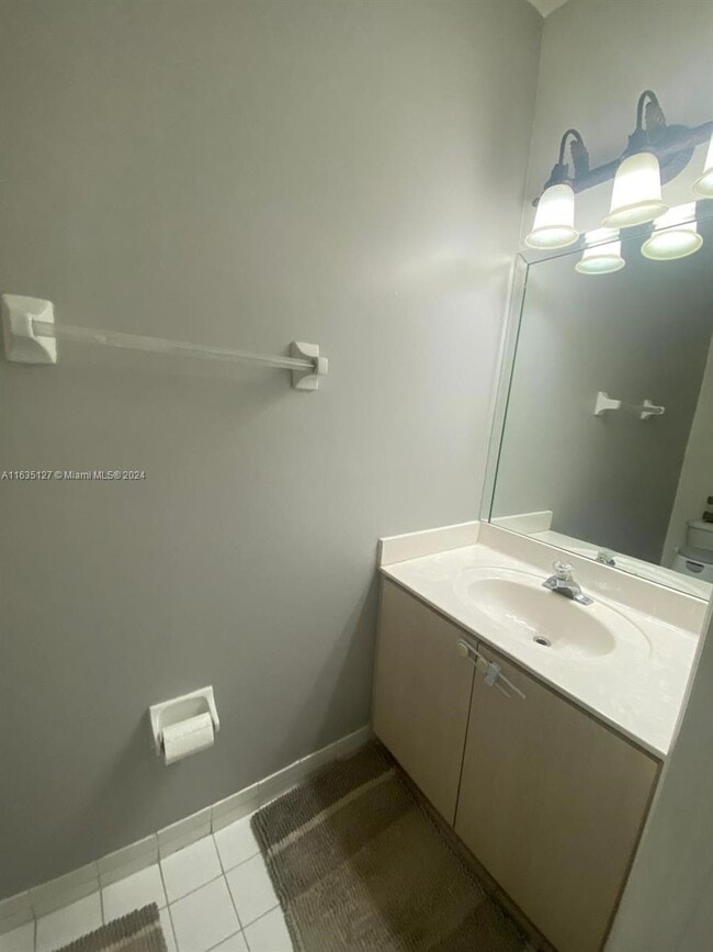 Building Photo - 7660 S Southwood Cir