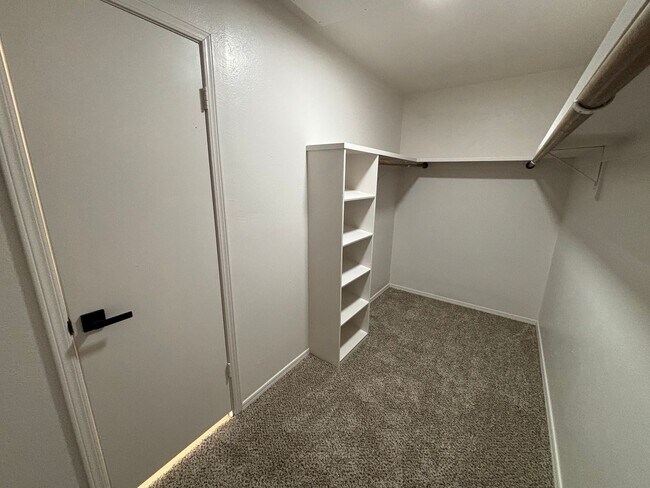 Building Photo - Great Location!