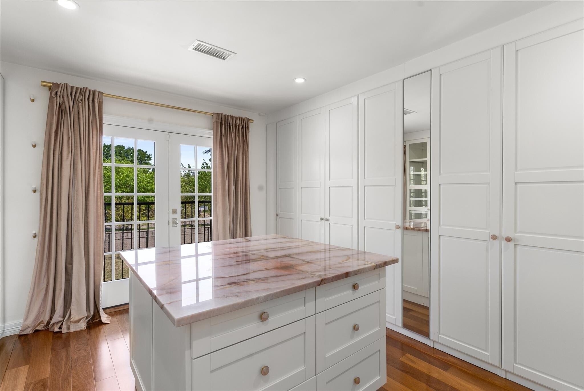 Building Photo - 4522 Walnut Hill Ln