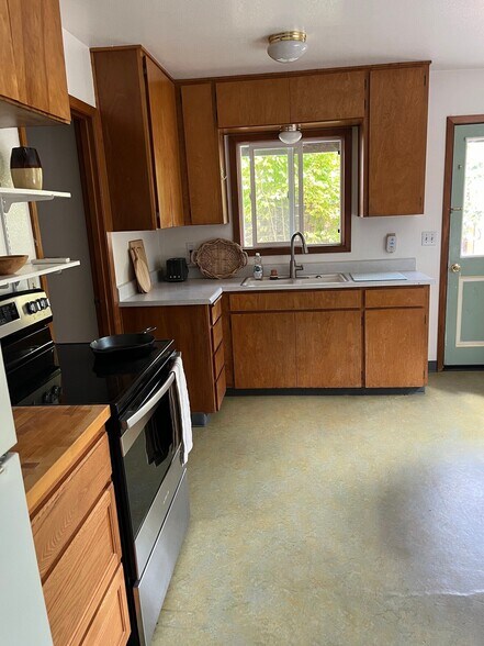Kitchen - 4219 Colver Rd