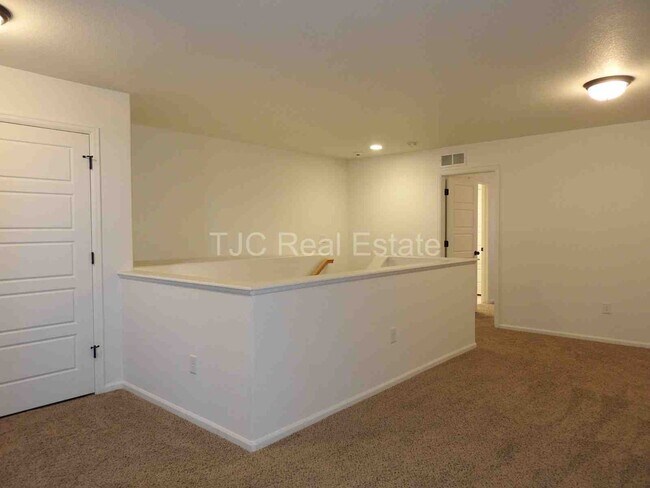 Building Photo - MOVE IN  SPECIAL