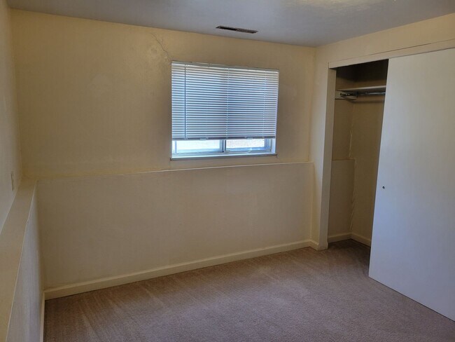 Building Photo - 4 Bed 2 Bath Allowing Pets - Available Now...
