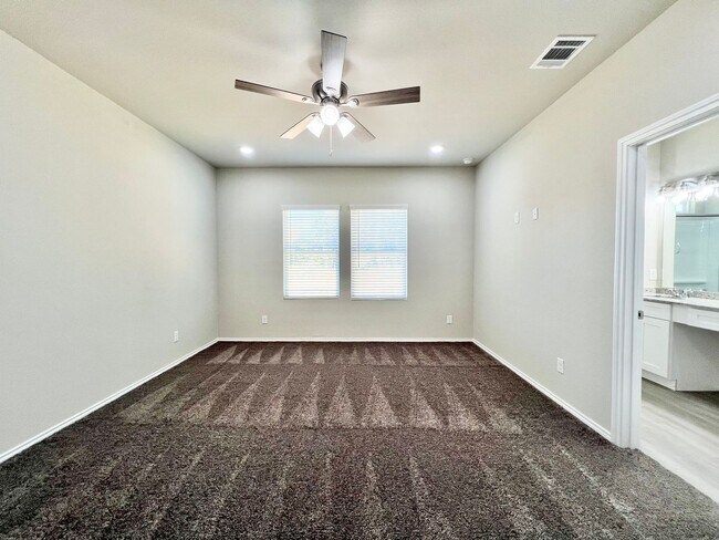 Building Photo - Brand New Duplex in New East Parks Community