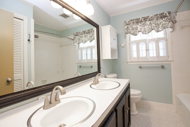 Building Photo - Retro Ranch only minutes from downtown Sou...
