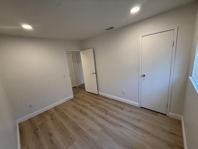Building Photo - 265 W Campus View Dr