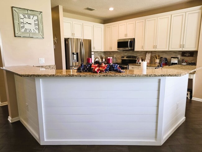Building Photo - Large Home On Cul-De-Sac!