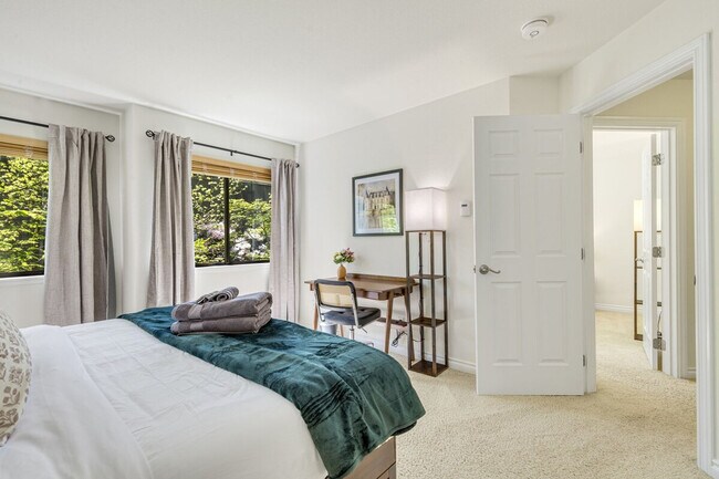 Building Photo - 1264 Bellevue Way NE