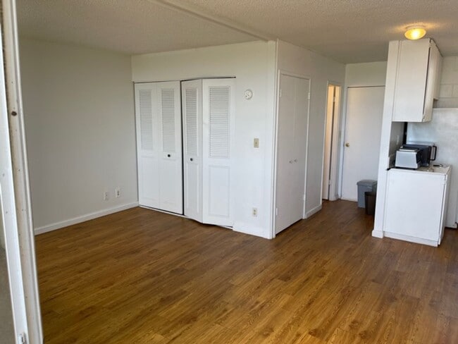 Building Photo - Studio w/ parking -Close to UH! Views of Diamond Head- Electricity Included