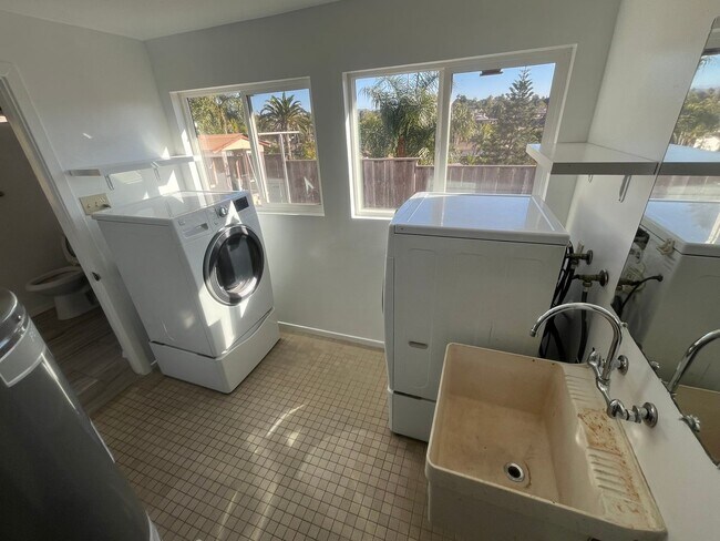 Building Photo - 705 Grapevine Rd