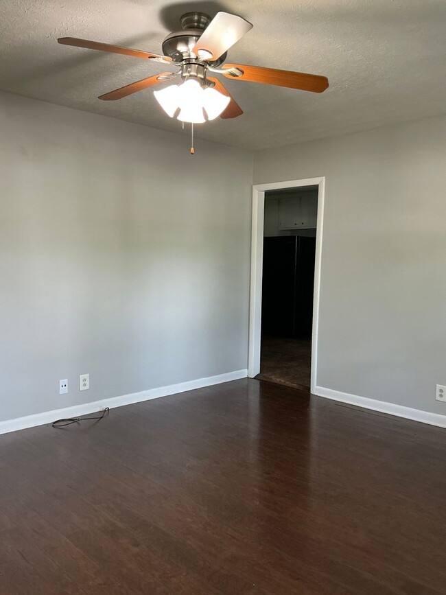 Building Photo - 203 Creekside Dr
