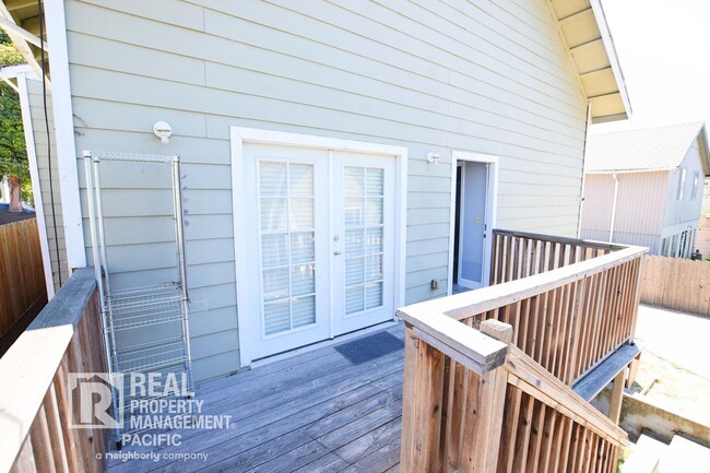 Building Photo - Renovated 5BR Home with Parking & Outdoor ...