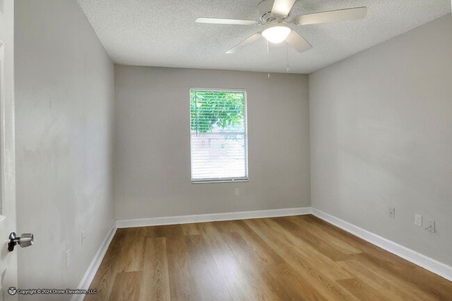 Building Photo - ***1st MONTH RENT FREE! Cozy 1 Bedroom Apa...